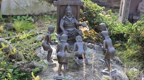Figurines of people who came to bow to the king Video stock 59135739