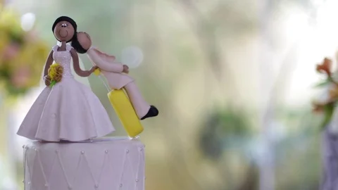 Figurines on wedding cake Stockbeeldmateriaal 72696482