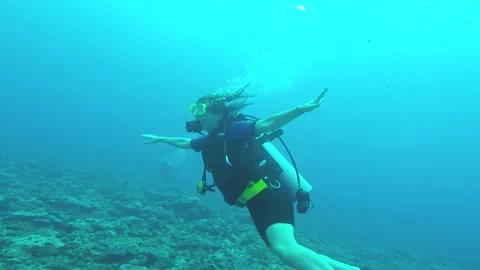 Fiji Diver Poses 스톡 동영상 196199616