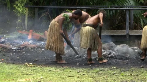 Fiji Fire Walker Tribe Stoking Fire 스톡 동영상 55495388