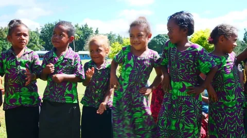 Fijian school children dancing Vidéo 114001598