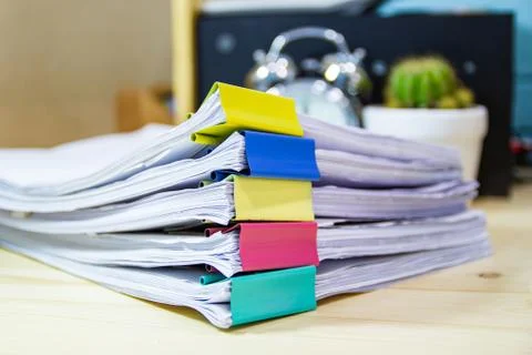 File folder and Stack of business report paper file on the table Foto stock