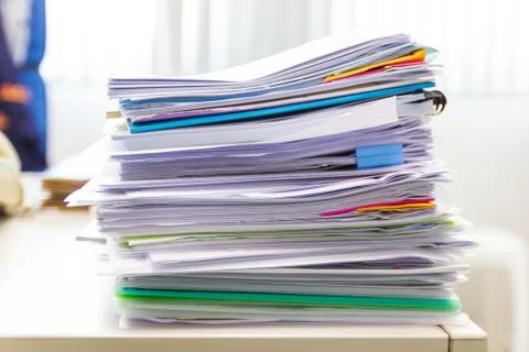 File folder and Stack of business report paper file on the table 库存照片