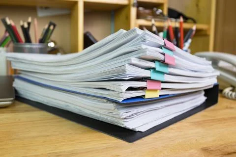 File folder and Stack of business report paper file on the table 库存照片