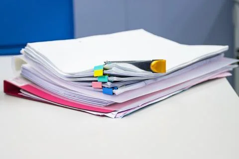 File folder and Stack of business report paper file on the table Stock-Fotos
