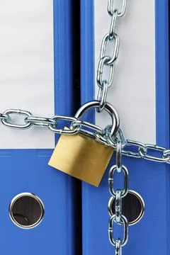 A file folder locked with a chain and padlock. Data protection and data Stockfoto's