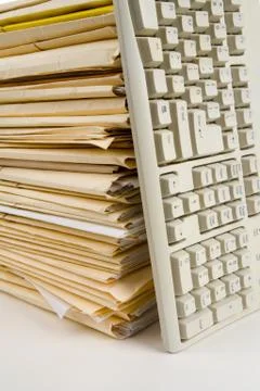 File Stack and Computer Keyboard Stock-Fotos