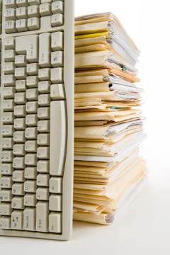 File Stack and Computer Keyboard Stock-Fotos