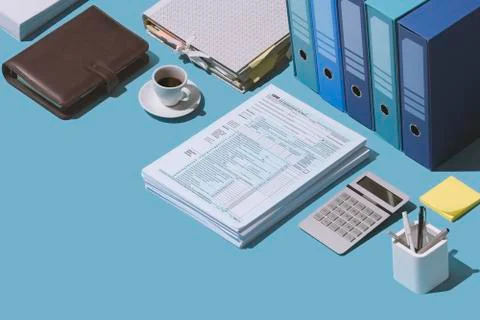 Filing the 1040 tax return form Illustrazione stock