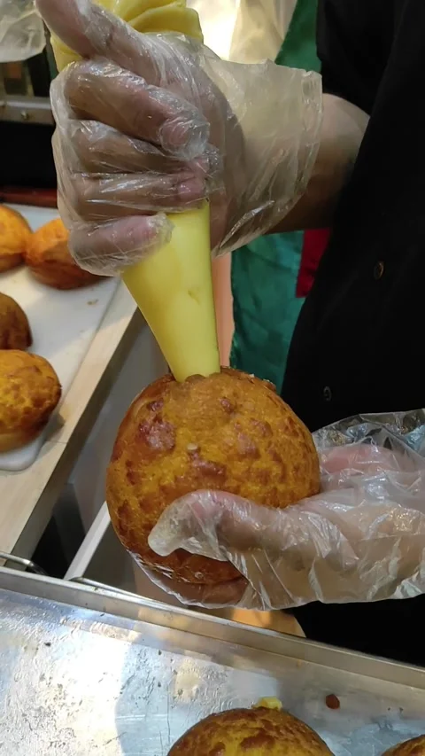 Filing the vanila cream into the bolo bread Stock Footage 259466210