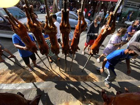 Filipinos buy Lechon on New Year's Eve in Manila, Philippines - 31 Dec 2021 Stock Photos