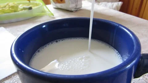 Fill a cup of milk Video stock 156743172