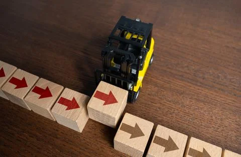 Fill in the missing link in the process and move on. Interrupt or start a p.. Stock Photos