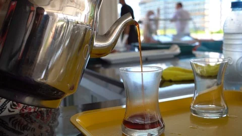 Fill tea into cup inside cafe Stock Footage