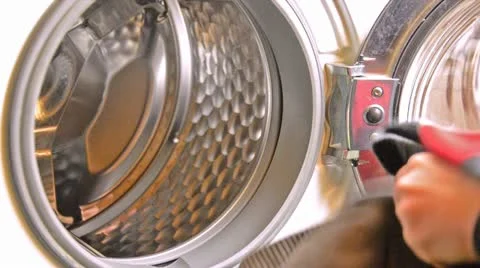 Fill the washing machine Vídeos de archivo 10894901