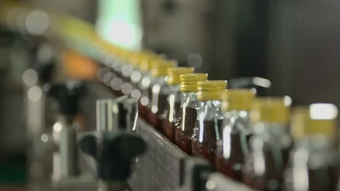 Filled Bottle Conveyor Focus Pull 動画素材 124394144