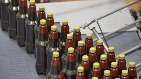 Filled bottles without labels go along the conveyor 스톡 동영상 240924000