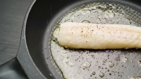 Fillet of red fish is fried in a pan. Vídeos de archivo 150945284