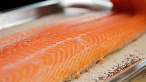 The fillets are rolled out on a tray sprinkled with salt. Vidéo 158240825