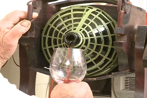 Fillin wineglass 库存影片 37679733