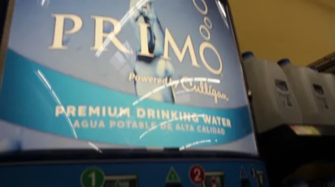 Filling up 5 gallon jug of water Vídeos de archivo 59758013