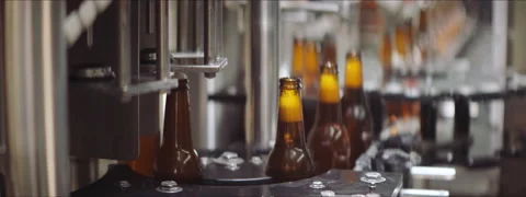 Filling and capping process in a brewery Video stock 147373288
