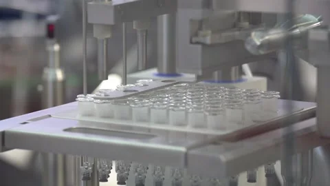 Filling and closing machine in pharmaceutical industry 库存影片 99085524