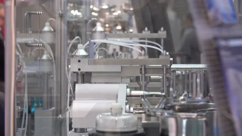 Filling and closing machine in pharmaceutical industry 库存影片 99085985