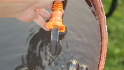 Filling barrel with water Видео 99899280