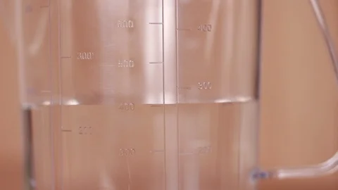 Filling beaker with water and taking it away Vídeo Stock 86894287