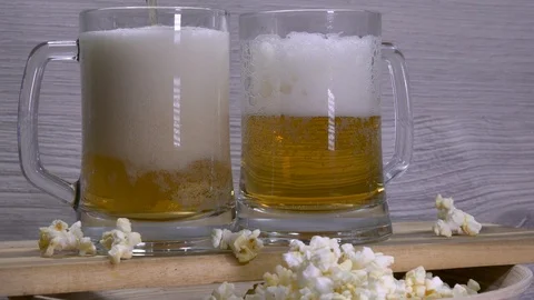Filling beer with foam into a mug Stock-Footage 88260614