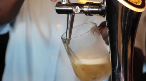 Filling up Beer Stockbeeldmateriaal 47545481