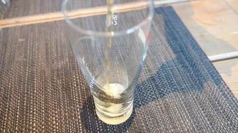 Filling Up a Beer Glass Vídeos de archivo 112321734
