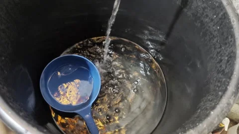 Filling a Bucket with Water Vídeos de archivo 343907934