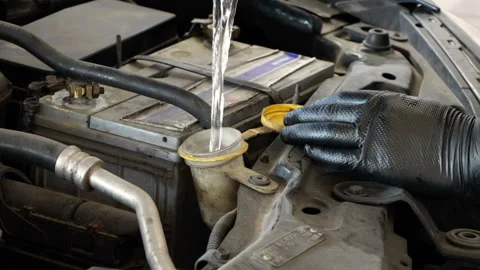 Filling car windshield wiper fluid Vídeos de archivo 256240376