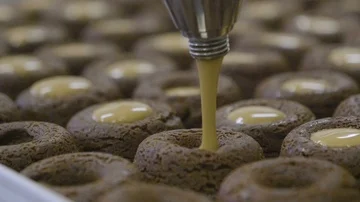 Filling of caramel in slow motion Stock Footage 85651998