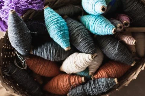 Filling carriers of the loom with spool of threads inside Foto stock