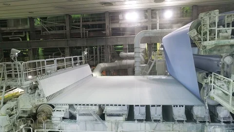 The filling of the cellulose fabric in the papermaking machine Stockbeeldmateriaal 105292556
