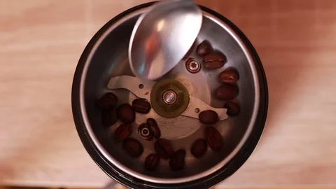 Filling coffee grinder with coffee Vídeo Stock 83748180