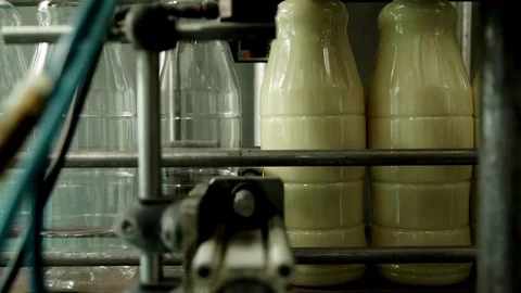 The filling of condensed milk in bottles Vídeos de archivo 73835107