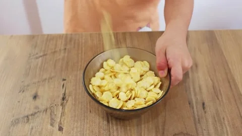 Filling corn flakes in bowl Vidéo 283843417