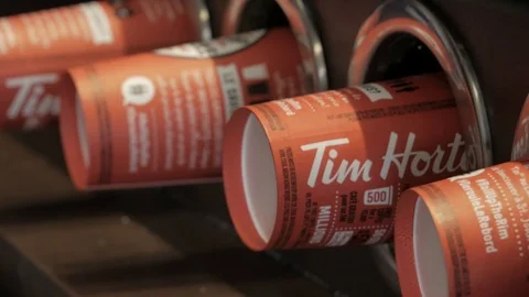 Filling up a cup of coffee Vídeo Stock 87536359