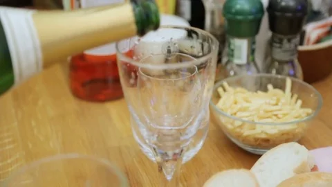 Filling empty glass with sparkling wine Video stock 82542902