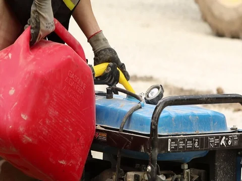 Filling a gas generator while doing road construction Vidéo 77312638