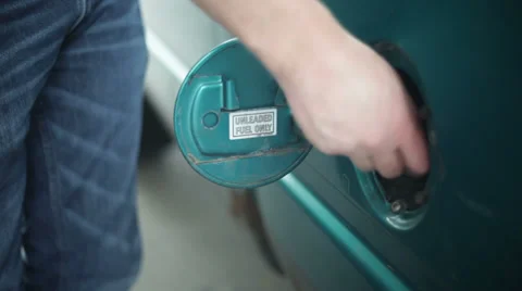Filling up gas tank Video stock 33309159
