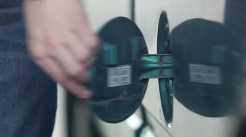 Filling up gas tank Video stock 33640566