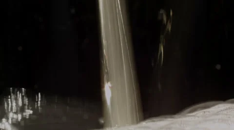 Filling a glass with beer Видео 54144677