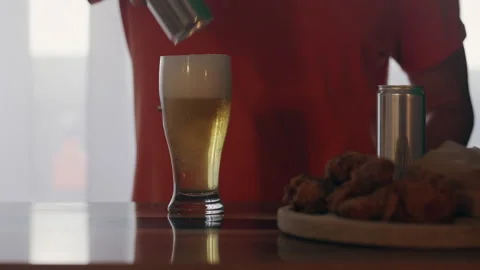 Filling a glass with beer. Video stock 281863425