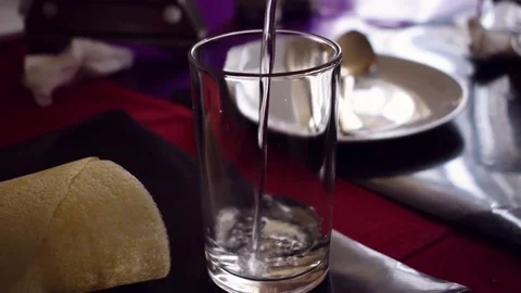 Filling a glass with water Vídeos de archivo 82622446
