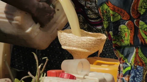 Filling a jerrycan 스톡 동영상 64306292